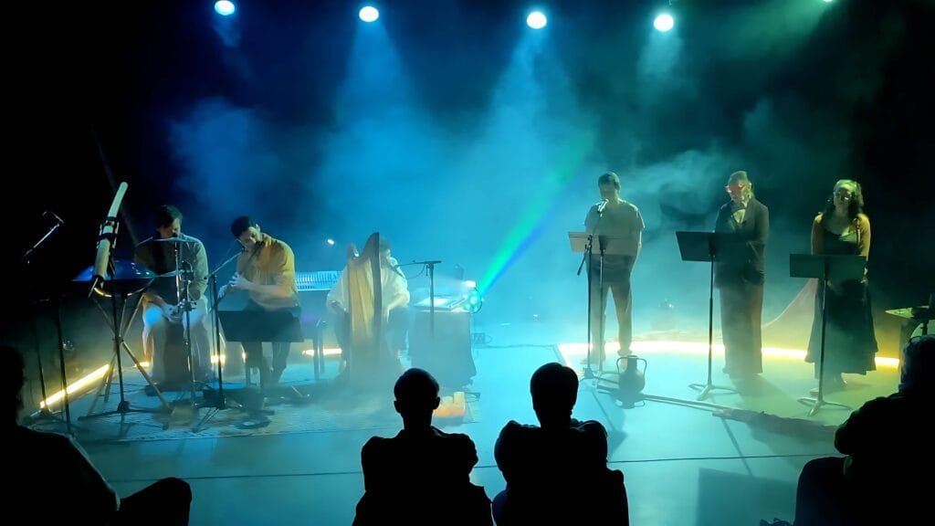 Le spectacle Voyage au bout du Désert sur scène