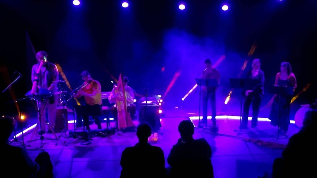 Le trio Kiaora sur scène : harpe celtique, didgeridoo et flûtes indiennes